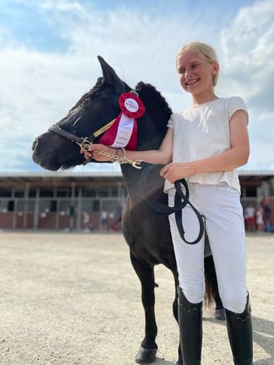 Ponnygalopp på Sundbyholmstravets familjedag 07/26