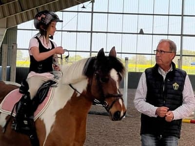 Annabel och Florina på dressyrlektion för Bo Jenå 