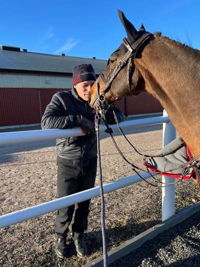 Olle passar alltid på att gosa med Ingemar 💕