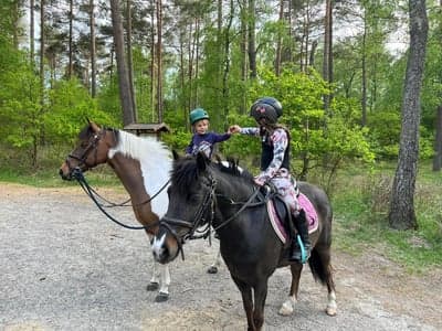 Annabel lär lillebror Florian att rida 